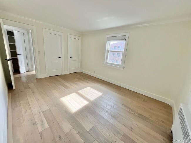 Building Photo - 450 Pelham Rd