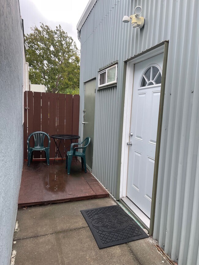 Building Photo - 158 S Hartson St