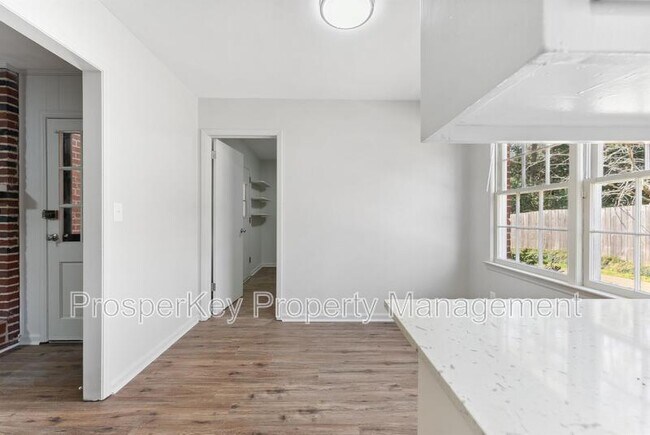 Building Photo - 4924 Roxbury Dr