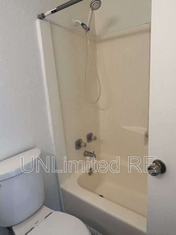 Building Photo - 3635 Clearwater Dr