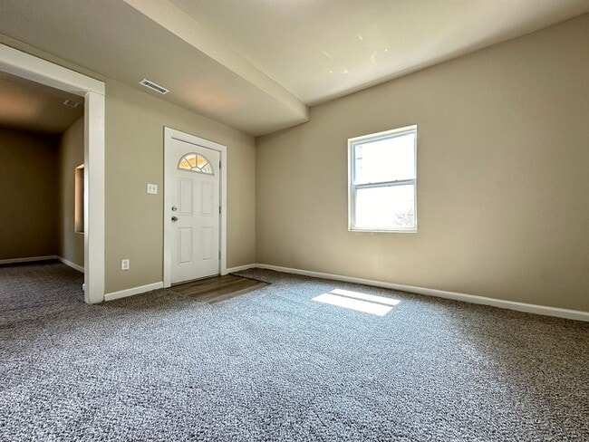 Building Photo - 4 Bedroom Remodeled Home in Chariton