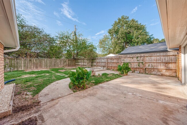 Building Photo - 4923 Poinciana Dr