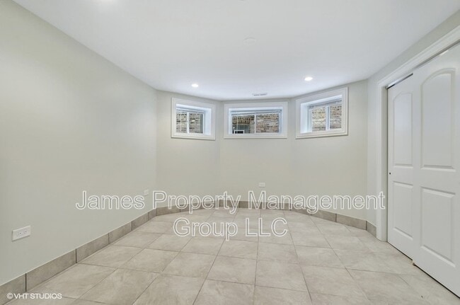 Building Photo - 5816 N Ridge Ave