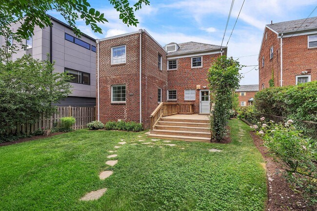 Building Photo - 4306 Alton Pl NW