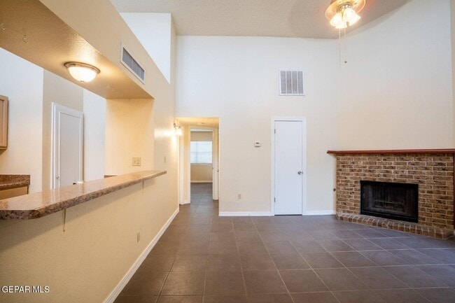 Building Photo - 1555 Common Dr