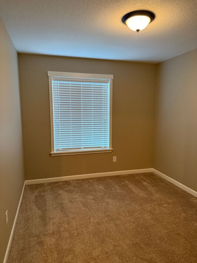 Building Photo - Beautiful 3 Bedroom House with High Ceilin...