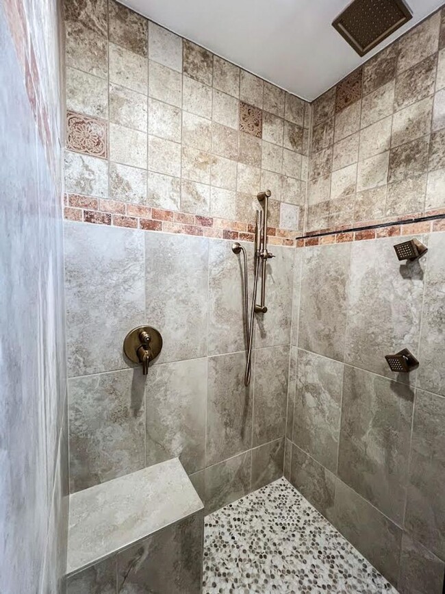 Building Photo - Recently Renovated 3-Bedroom, 2 Bath Bridg...