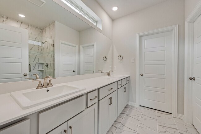 Building Photo - 3404 Riverlawn Dr