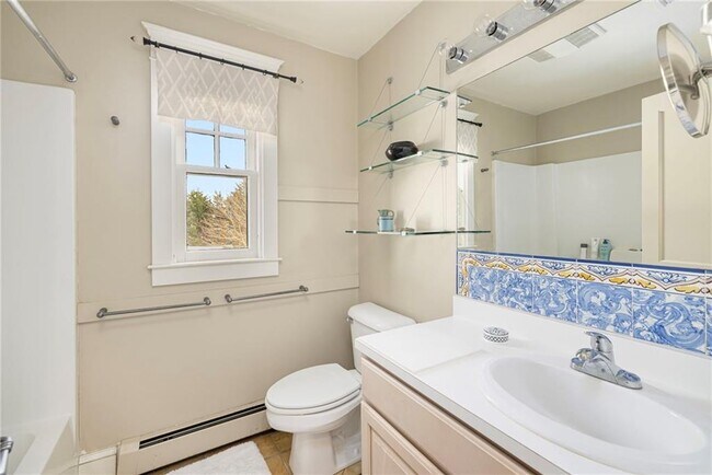 Building Photo - 68 Sachuest Way