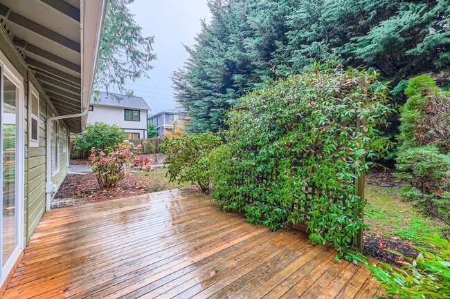 Building Photo - Amazing 4bed/2bath Home with Attached Garage in Kirkland!