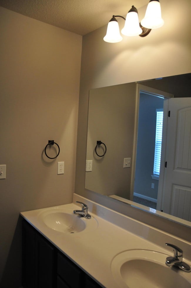 Building Photo - 5727 Abercorn Dr