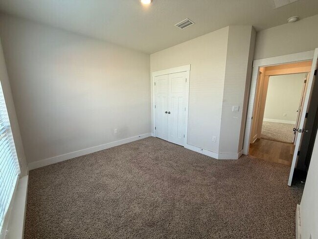 Building Photo - Pensacola - Kaheeley Ridge - 4 bedroom, 3 bathroom - lawn care included