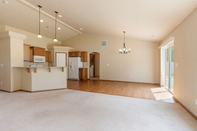Building Photo - 3 Bedroom Home with a 3 Car Garage in Deer...