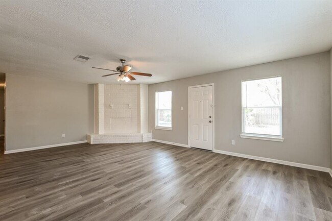Building Photo - 4922 Crestway Dr