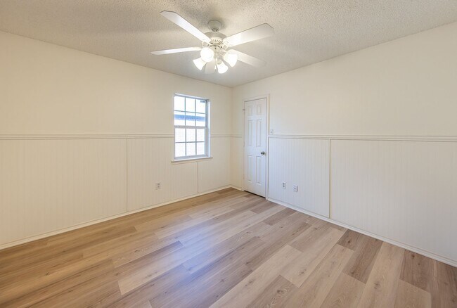 Building Photo - 3 Bed 2 Bath Move In Ready!