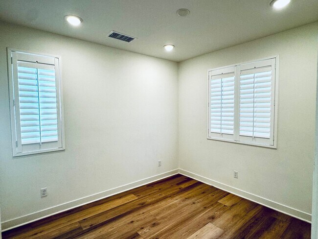 Building Photo - Gorgeous Three Bedroom Townhome For Rent in Gardena!