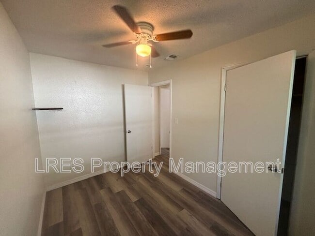 Building Photo - 2204 W Pine St