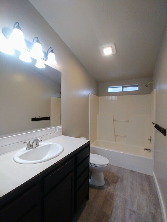 Building Photo - 3 Bedroom, 2 Bathroom Updated Home in Home...