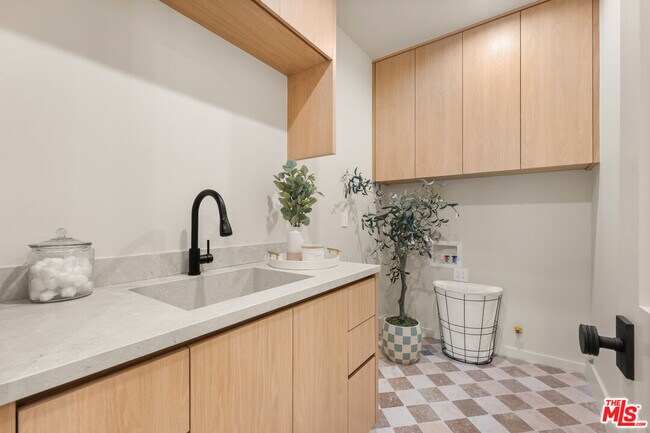 Building Photo - 11748 La Maida St