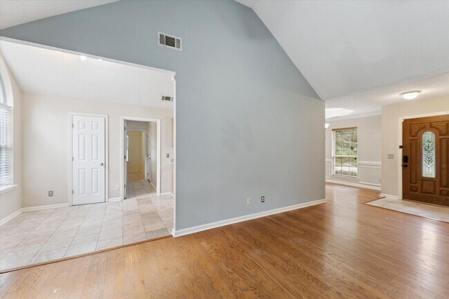 Building Photo - MOVE-IN READY! (Pet Friendly)