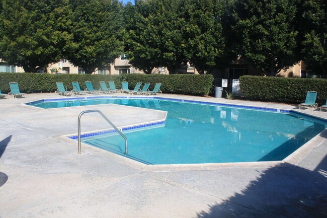 Building Photo - MOVE-IN READY - SPACIOUS 2-BEDROOM TOWNHOM...