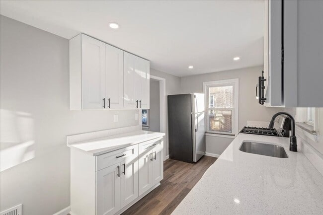 Building Photo - 3 Bedroom, 1 Bathroom Rental in Avalon