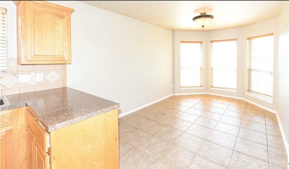 Building Photo - 2501 Lindsey Dr