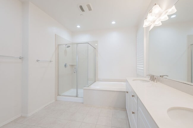 Building Photo - 16220 Retreat Ct