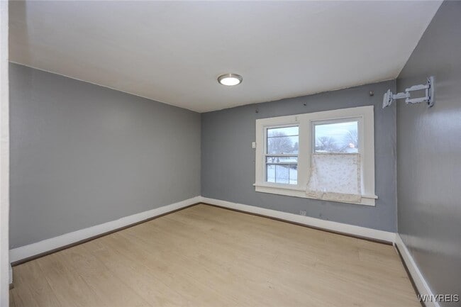 Building Photo - 68 Sirret St