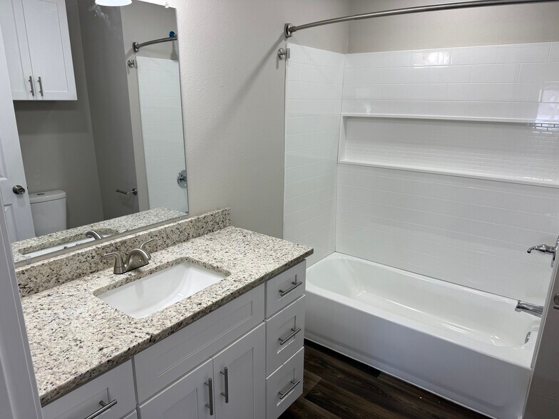 Building Photo - 80 Redwood Ln