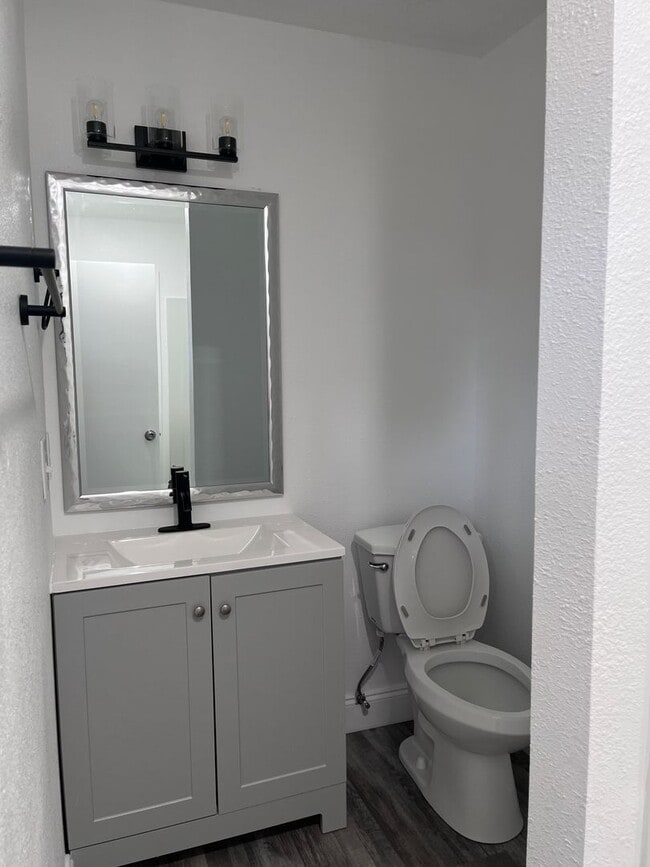 Building Photo - Beautiful 2 bedroom 1 1/2 bath walking dis...