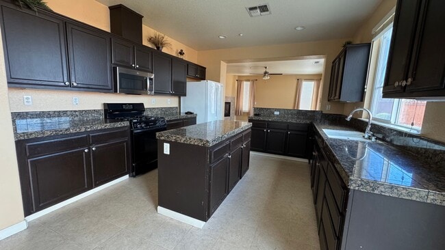 Building Photo - PENDING!