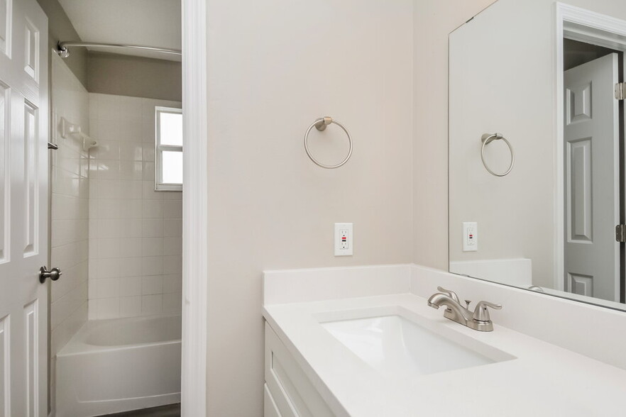 Building Photo - 553 Brentford Ct