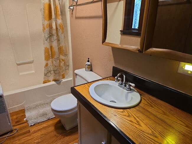 Building Photo - Pet Friendly! Redwood views! 3-bedroom hom...