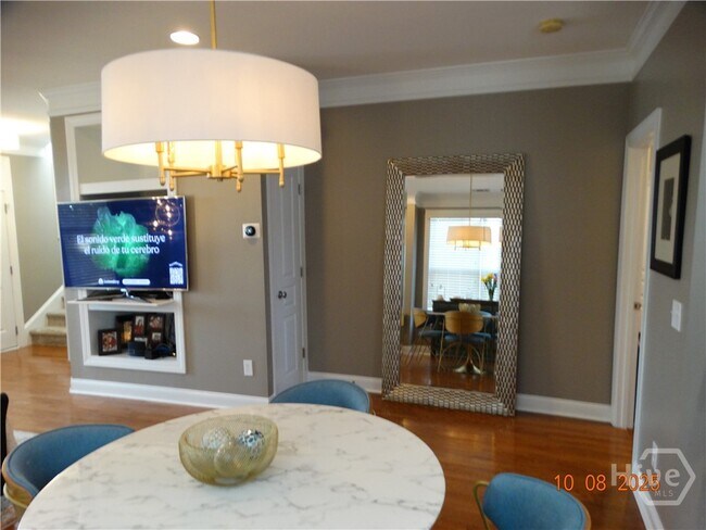 Building Photo - 323 Lakeview Dr