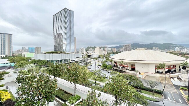 Building Photo - MOVE-IN READY 1 BED/1 BATH/1 PRKG IN 909! ...