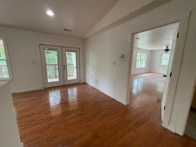 Building Photo - Big and Beautiful House with attached 1br ...