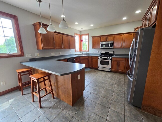 Building Photo - 4 Bedroom Home in Bloomington's East Side