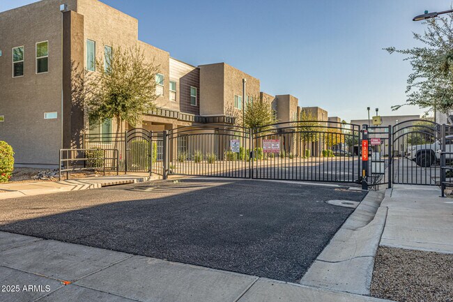 Building Photo - 2315 E Pinchot Ave