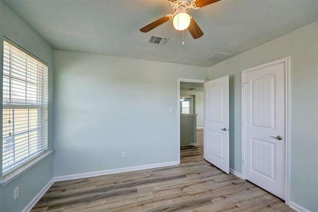 Building Photo - 455 Gina Dr
