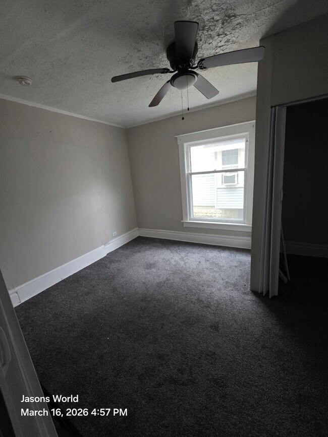 Building Photo - 2 bed 1 bath available