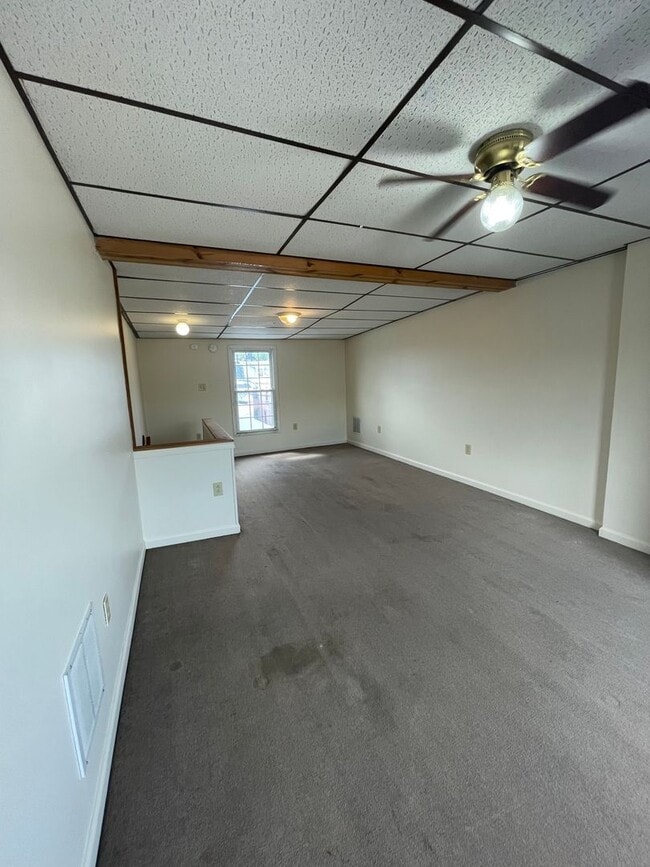 Building Photo - 4 Bedroom Single family Home