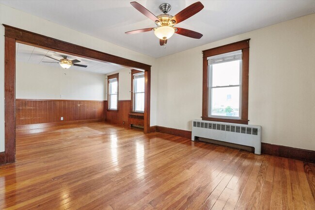 Building Photo - 164-162 Alsace St