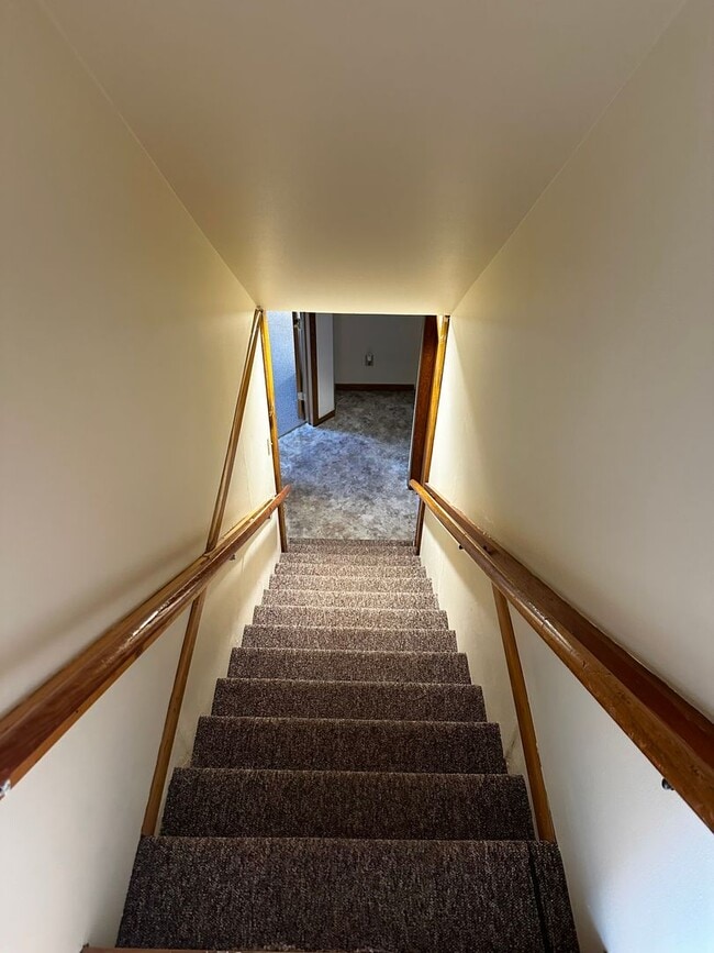 Building Photo - 3BR Single Family Home Available NOW on Eau Claire's Northside!