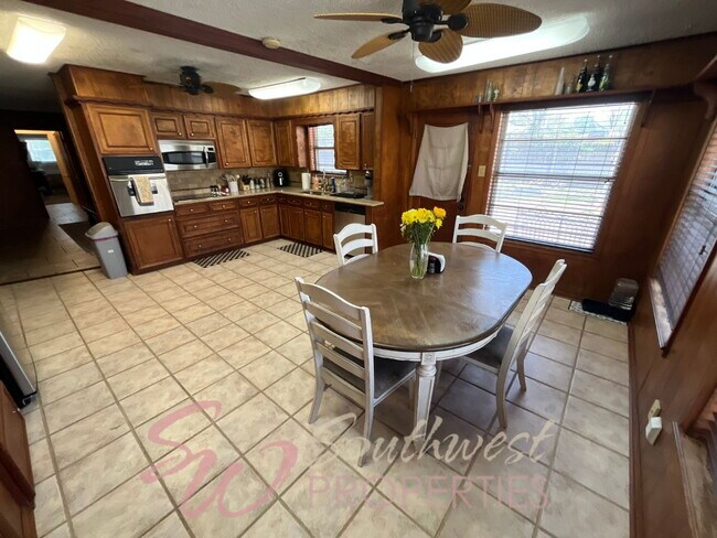 Building Photo - Spacious 3 Bedroom Brick Home in the Heart of Stephenville!