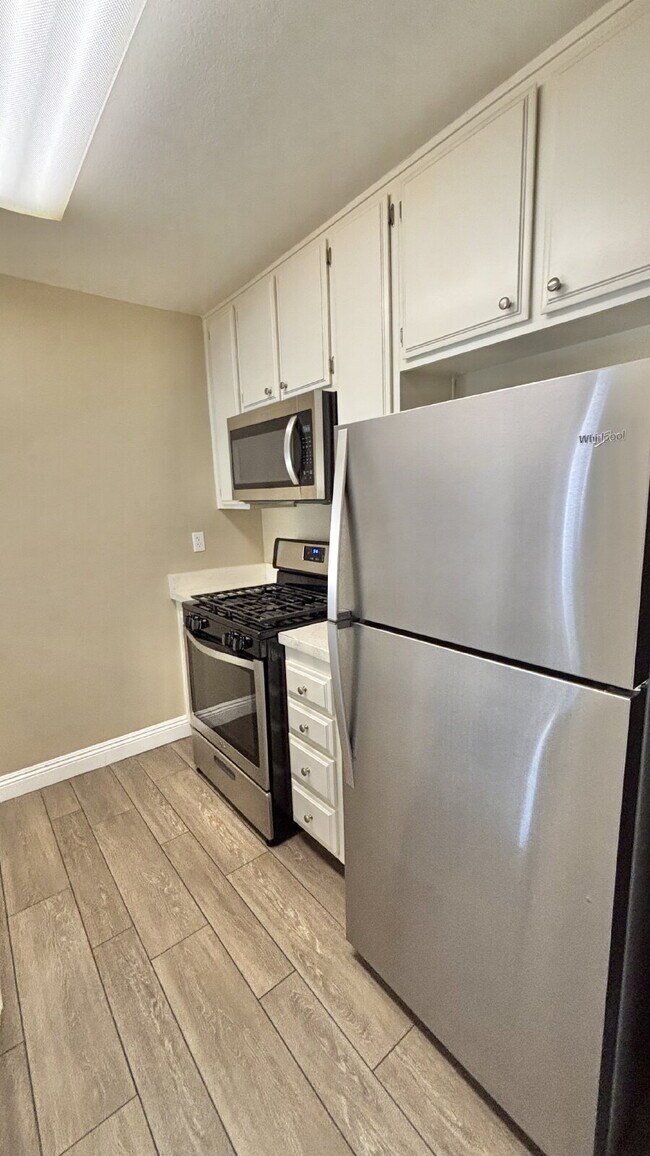 Building Photo - 2 Bedrooms Townhome Availble For Rent in I...