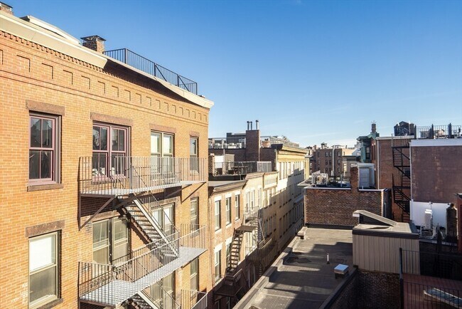 Building Photo - 19 Wiget St