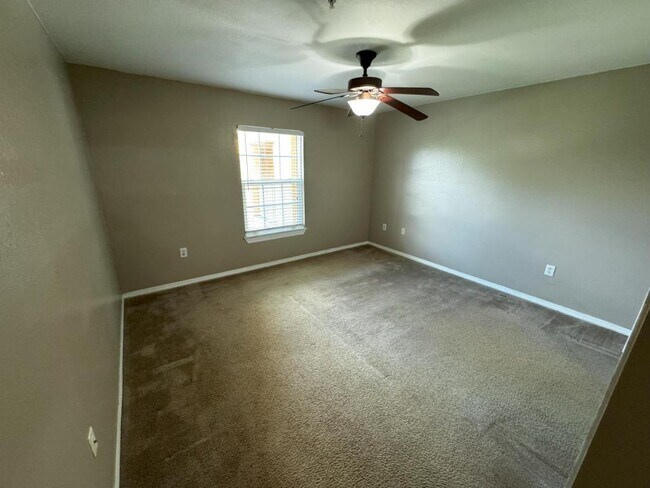 Building Photo - 5455 Vineland Rd