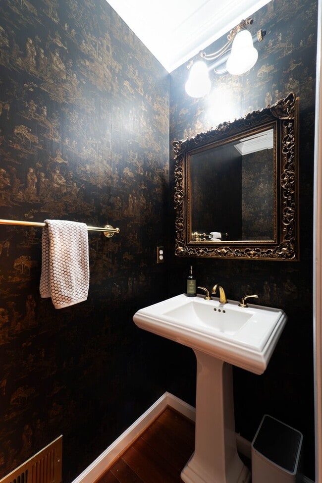 Building Photo - Well Appointed 3 Bedroom 3.5 Bath Townhome in Fairfax