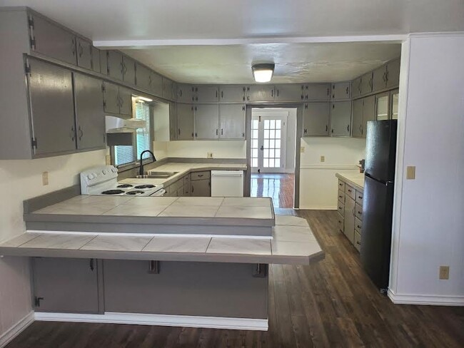 More cabinets then you will ever use - 358 E Lincoln Rd